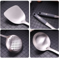 Grandes utensilios de cocina con cuchara de sopa