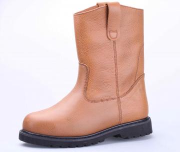 Bota de suela de goma con relieve y cuero repujado