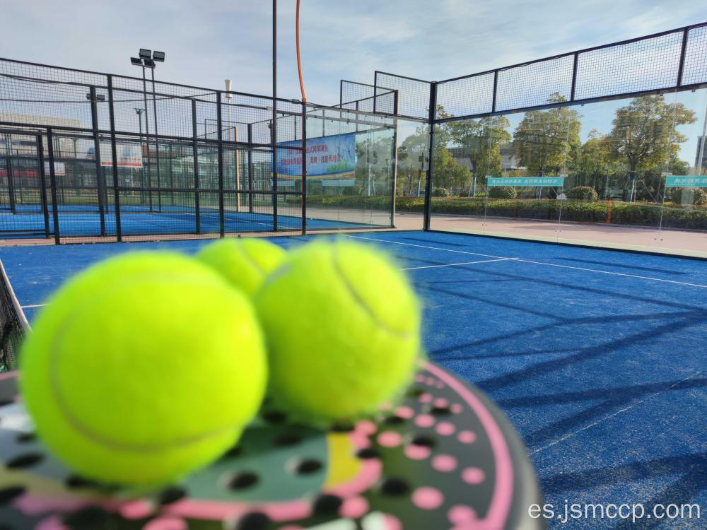 Piso de la cancha de tenis de hierba artificial al aire libre