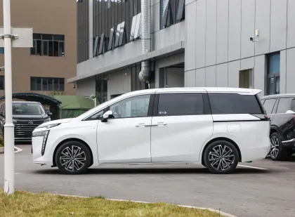 GAC Motor E9 PRO 2023: New Energy MPV by GAC Trumpchi