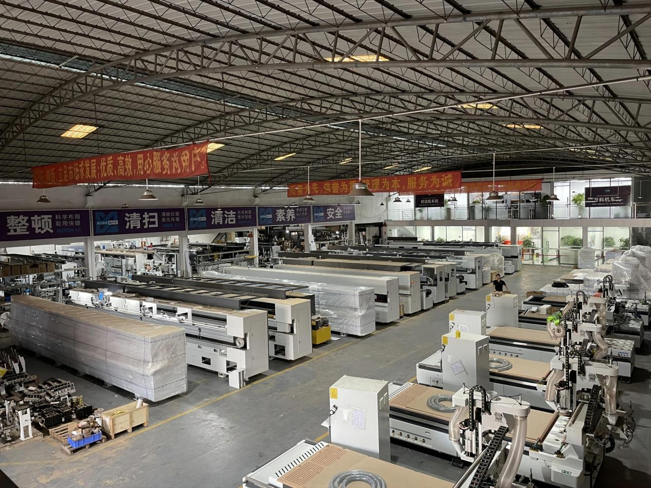 Taller de fabricación de perfiles de aluminio y producción de muebles CNC modernos y altamente eficientes