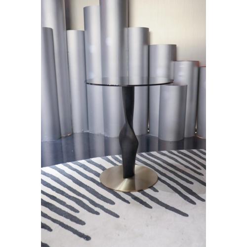 Mesa final de vidrio de estilo moderno con pierna de madera