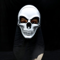 Máscara de caveira branca com capuz preto