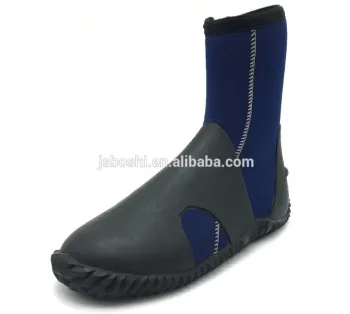 Extra wide beach shoes for men go outdoors