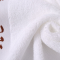 Asciugamano per faccia a bordo del logo tinto di filo