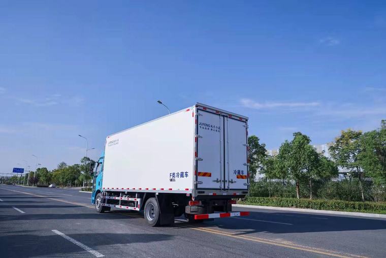 6.8m طعام بارد نقل الشاحنة الثلاجة شاحنة التبريد