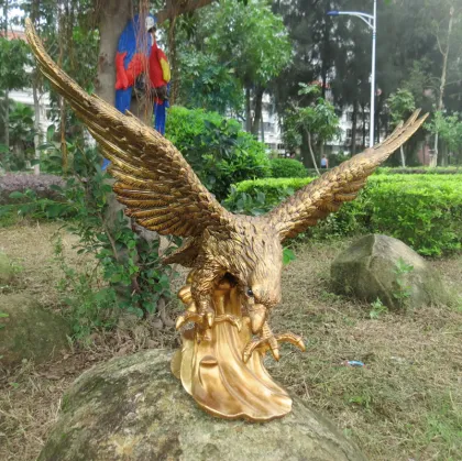 Life size golden eagle garden bronze sculpture