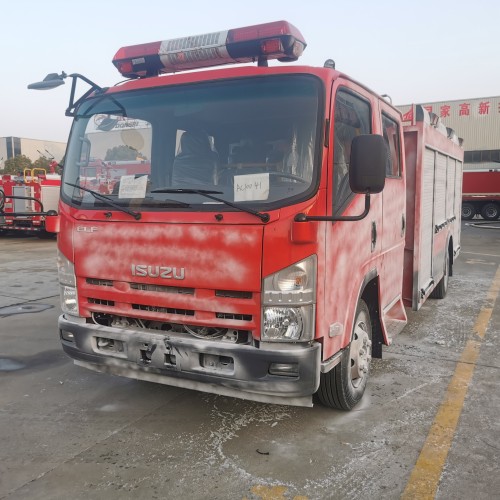 Огненная борьба с пожарной машиной Isuzu 700p