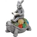 Lapin sur la statue en plein air du jardin de tortues