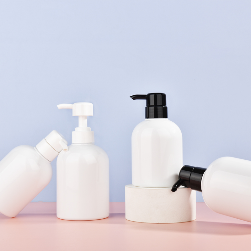 Bouteille de shampooing et gel douche et bouteille de désinfectant pour les mains