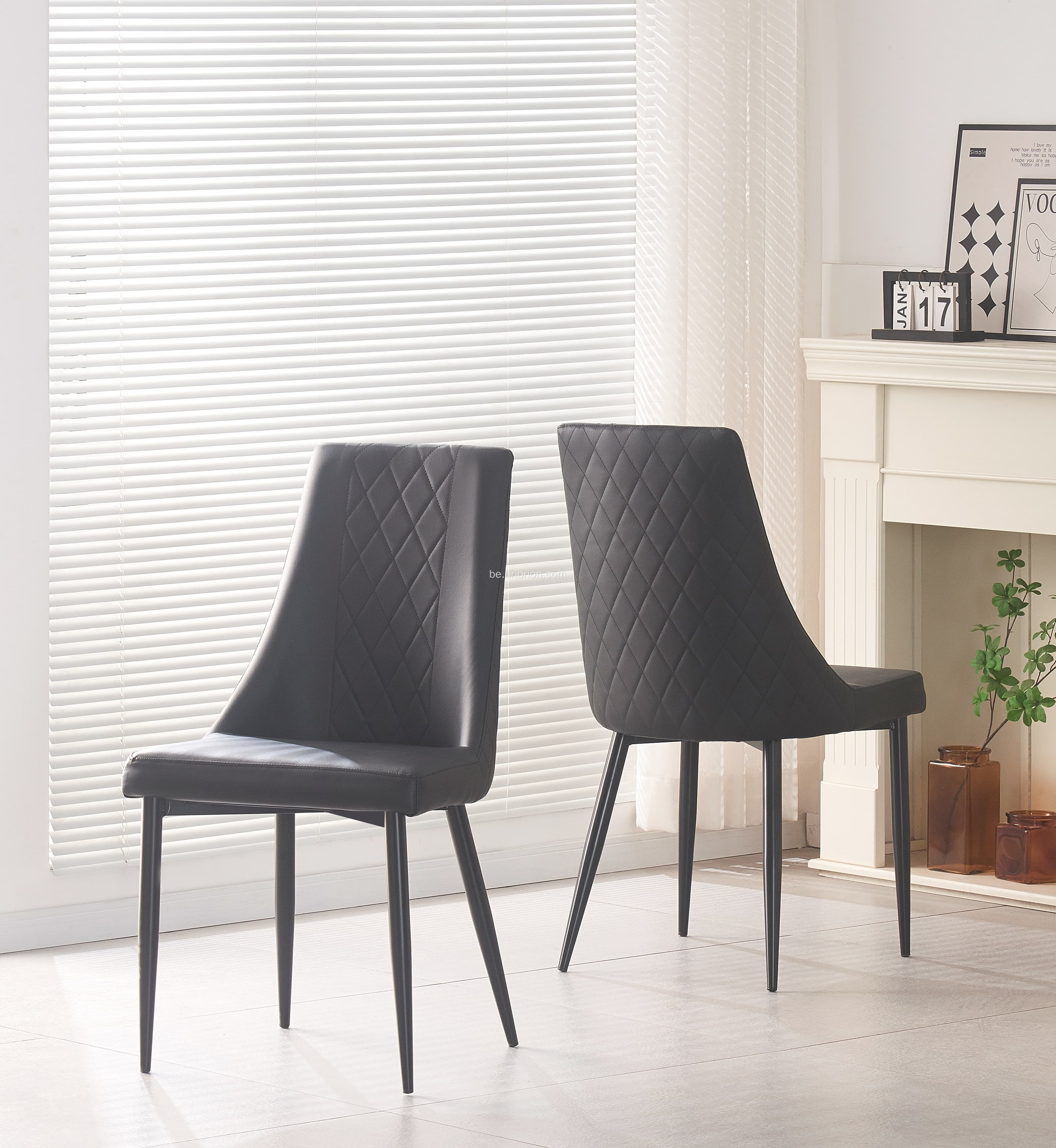 Раскошныя чорныя мяшкоўныя крэслы для абедзенных месцаў