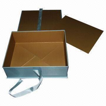 Folding paper box with matte laminated covering