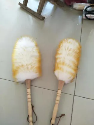 China Factory Direct Sale Natural Feather Wool Duster Wooden Handle Lambswool Duster