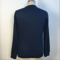 Pull bleu foncé des manches masculines