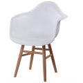 Silla moderna con reposabrazos de comedor eames con reposapiés