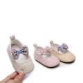Populaire schoenen met babymeisjes dragen