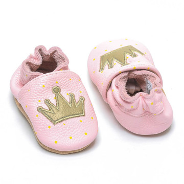 Sapatos macios de couro rosa recém-nascido
