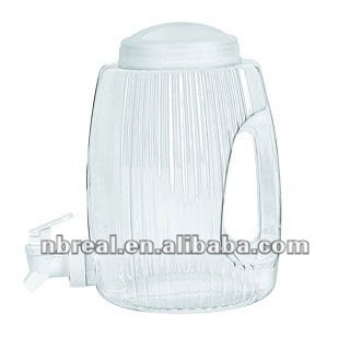 Plastikwasserkrug mit Zapfen