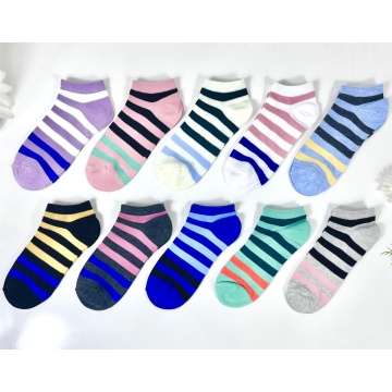 Wholesale colored striped socks