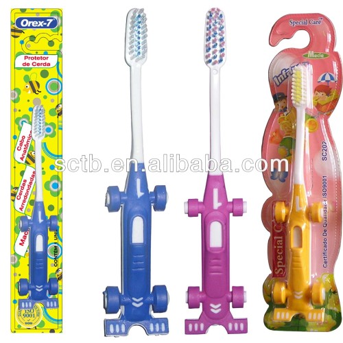 niños con cepillo de dientes de coche de juguete