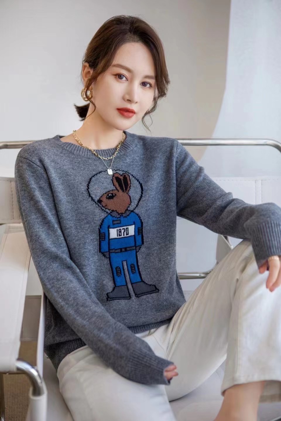 Space rabbit round neck wool inlaid pullover sweater