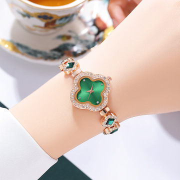 Κομψό γυναικείων γυναικών Rhinestone Clover Alloy Quartz Watch