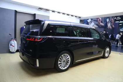 2022 Voyah Dreamer 7-Seater Luxury EV MPV - DongFeng 4WD Electric Car for Family or Business