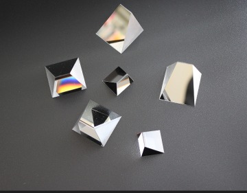 Tepi hitam optik pinggir isosceles prisma
