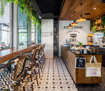 Modern Milk Tea Shop Kiosk Interior Design with Customized Bar Counter and Wooden Decoration
