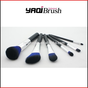 Lip brush with synthetic hair