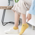 Calcetines bordados con elegantes abejas
