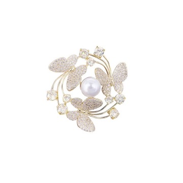 Eleganter romantischer Schmetterling und Perle Brosche - neuer Modetrend