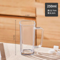 Taza de bebida de vidrio transparente con paja