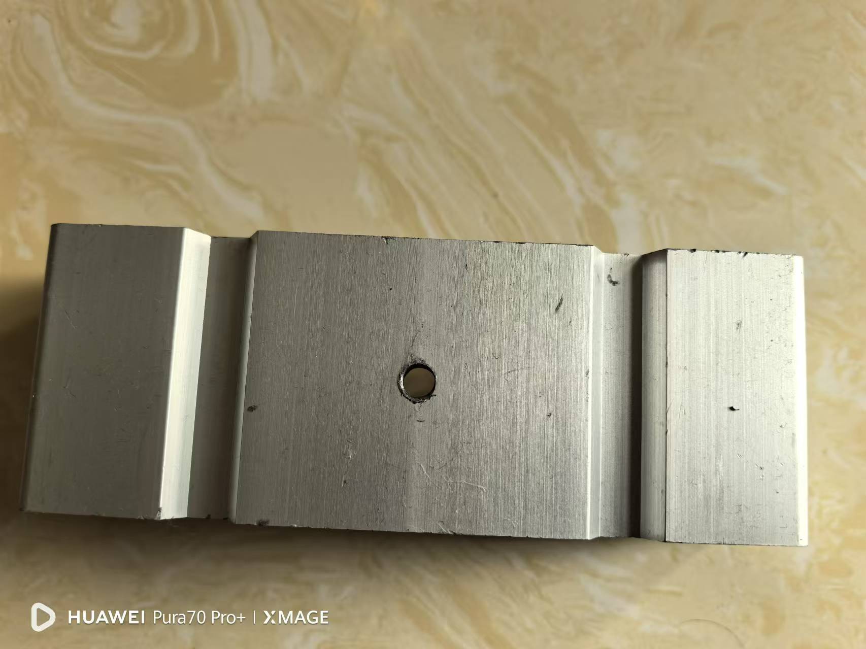 Anodized aluminum alloy support in BIPV