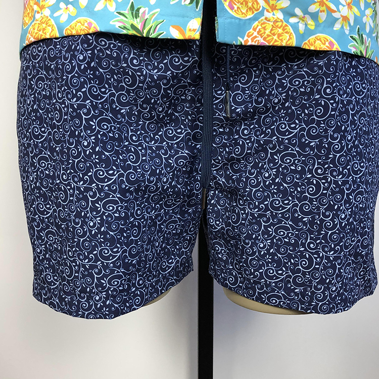 Мужские печатные шорты темно -синие цветочные доски