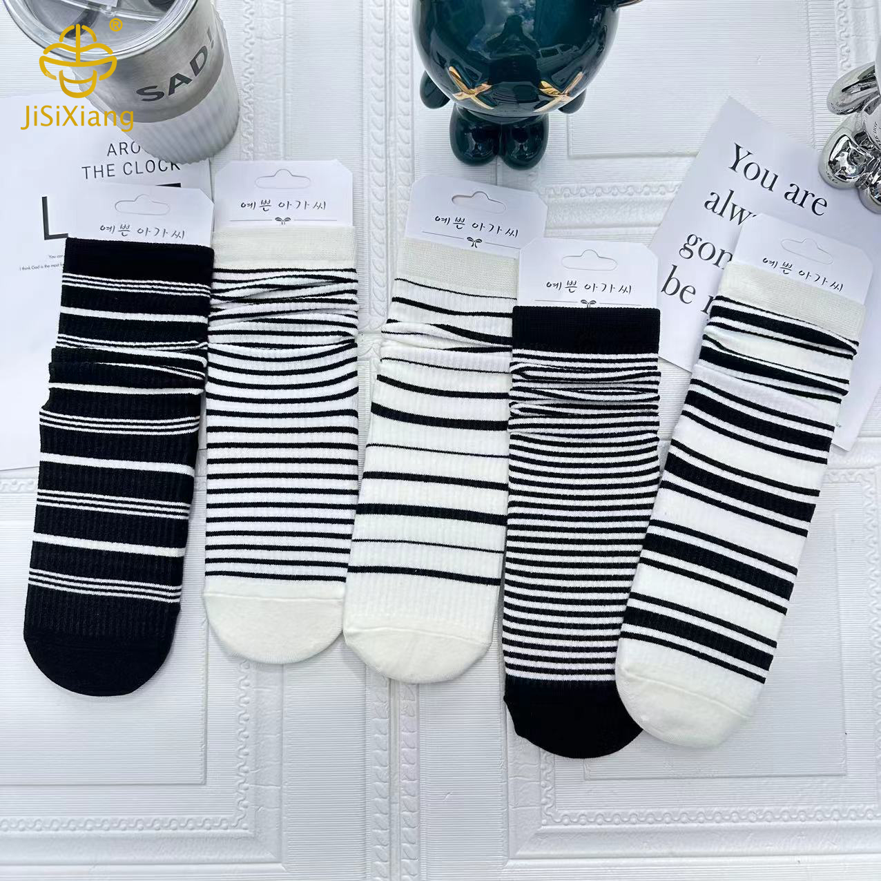 한국 흑백 줄무늬 미드 튜브 양말 파일 양말
