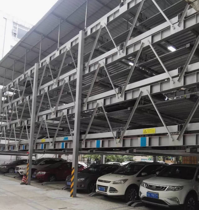 Sistema de estacionamiento para automóviles de elevación y recorrido de cinco capas