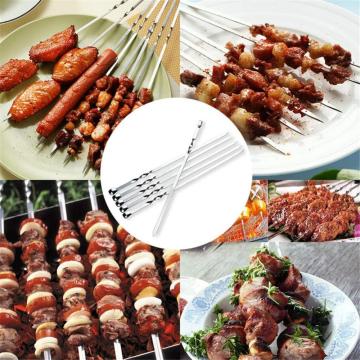 야채와 함께 야외 BBQ 구운 닭 날개