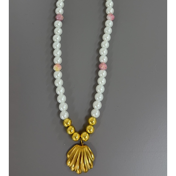 Elegante collar con cuentas de perlas con colgante de concha dorada