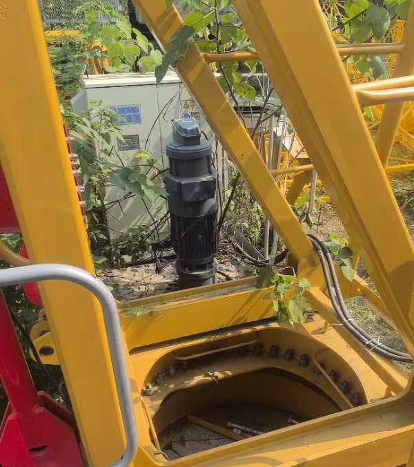 xcmg-used-tower-crane-hook-and-pivot xcmg-used-tower-crane-hook-and-pivot