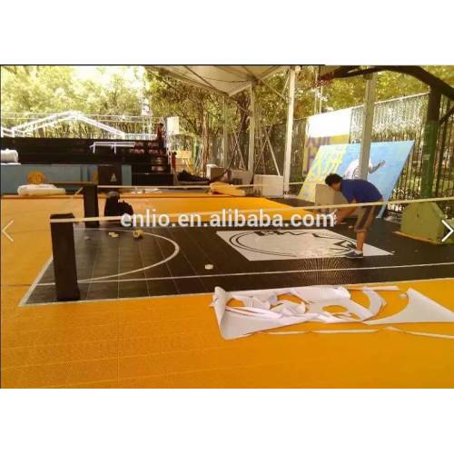 Males de campo de baloncesto de enclavamiento al aire libre