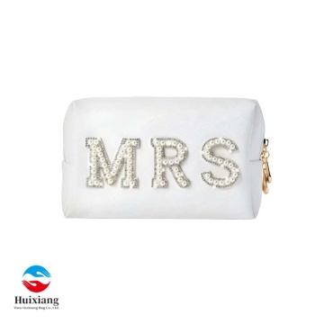 Elegante bolsa de maquillaje octogonal para uso diario.