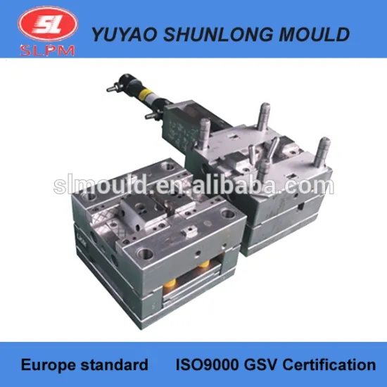 Hydraulic core pulling injection mould