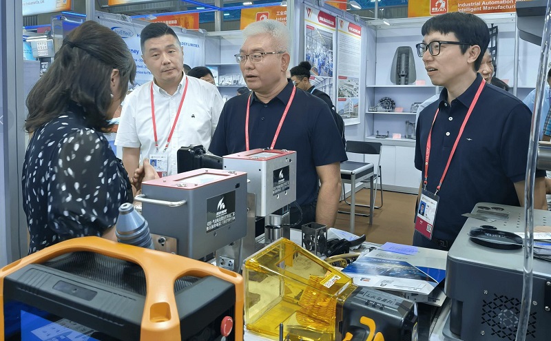 The Chuke Intelligent booth at the 138th Canton Fair was incredibly popular, with Beibei District leaders providing on-site guidance and promoting its development