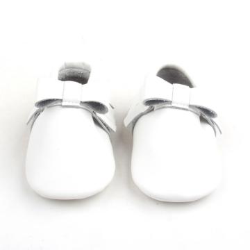 Noeud de bébé en cuir blanc doux avec des mocassins à pampilles