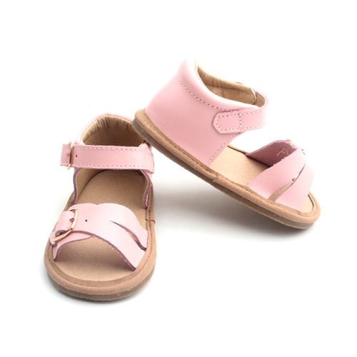 Moda fechar com sandálias infantis de fivela de metal
