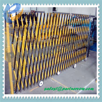 Moveable expandable house gate designs with wheels