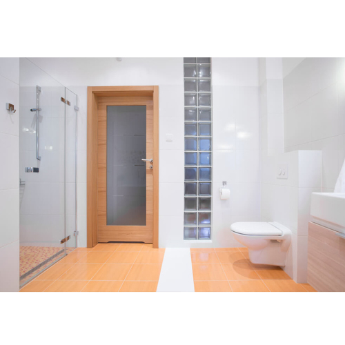 Porte del bagno della toilette con struttura in legno