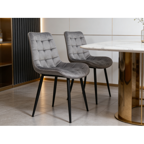 Cadeira de jantar elegante de veludo com design tufado