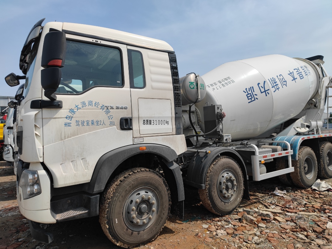 4-Axle 12-cubic-meter HOWO Chassis Concrete Mixer Truck